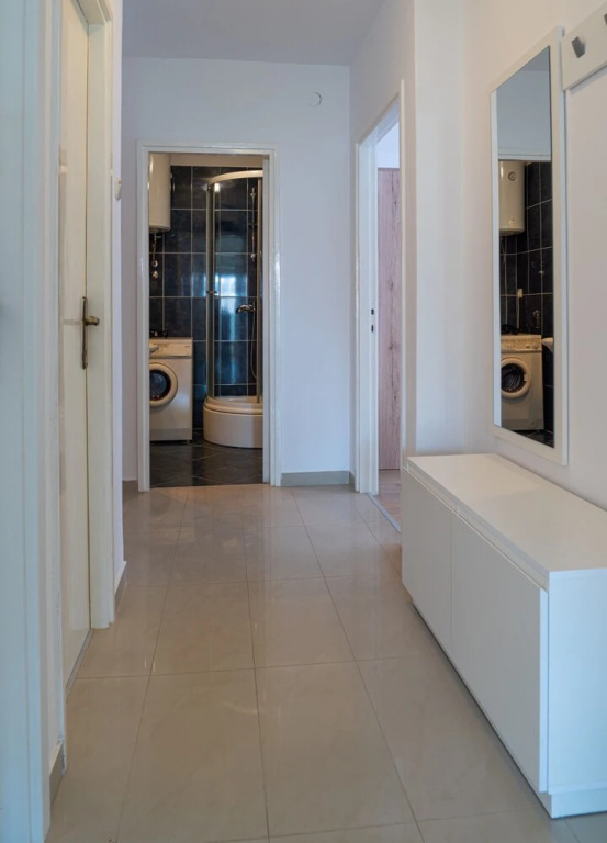 Spacious apt few min Walk to old Town and Beach