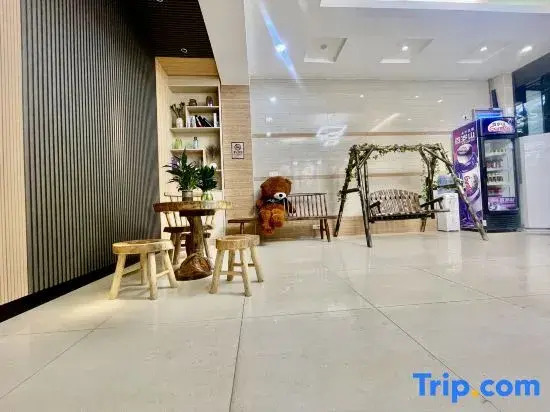 Yuelai Hotel (Nanning Shi Dashatian Subway Station Jinxiangdadao Subway Station)