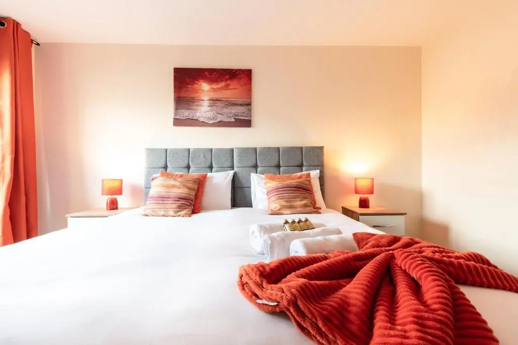 BEST PRICE! STUNNING 2 Bed City Centre - 4 single beds or 2 Super king, Smart TVs, Sofa Bed & FREE SECURE PARKING