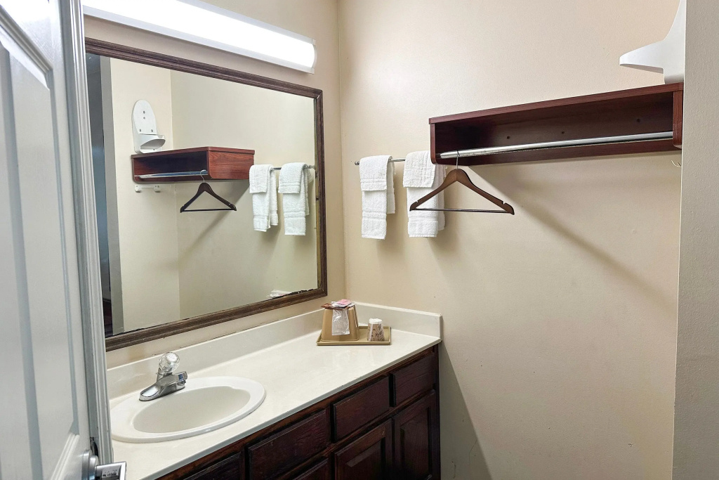 Bonita Lakes Inn by Capital O Meridian I20