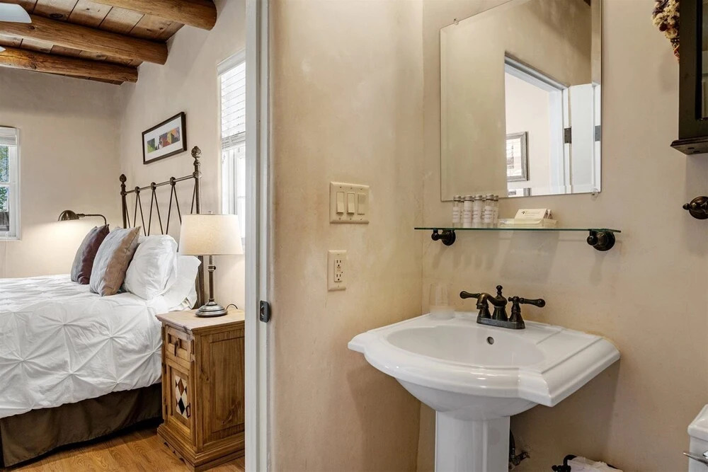 La Luz - Luxurious East Side Adobe With Hot Tub and Kiva Fireplace, Walk Everywhere