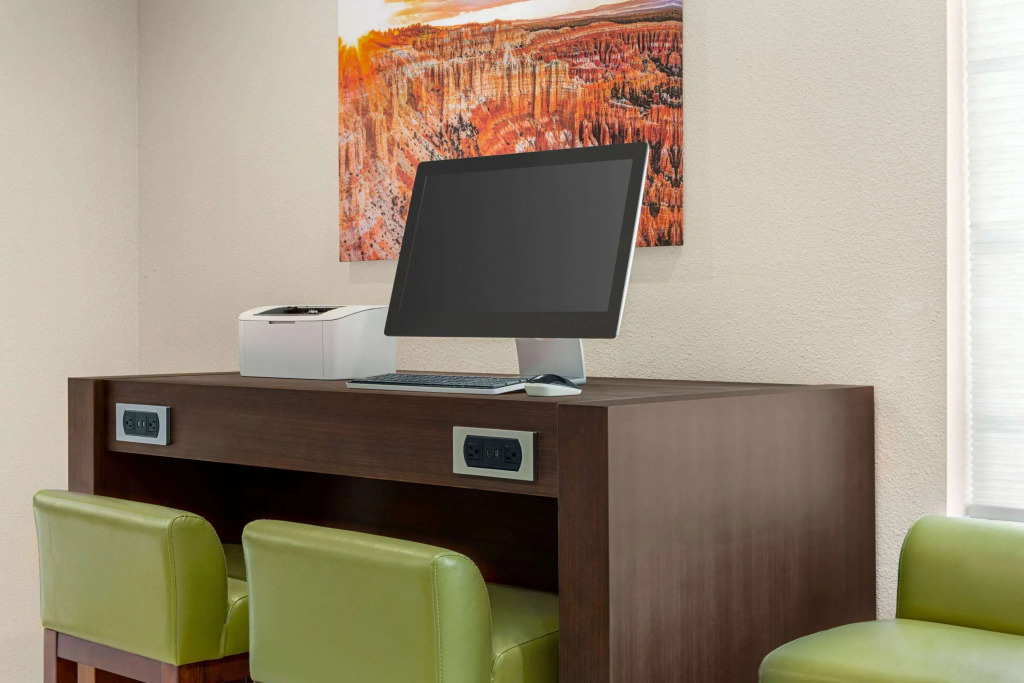 Days Inn & Suites by Wyndham Tomball Houston NW