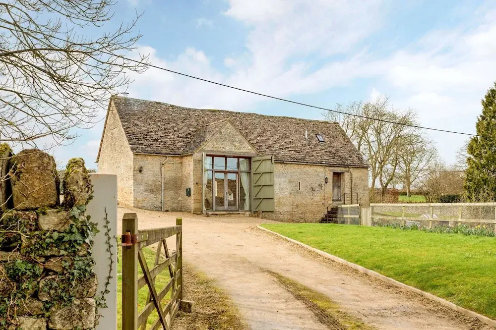Classical Cotswolds Barn Conversion by Nature Rese