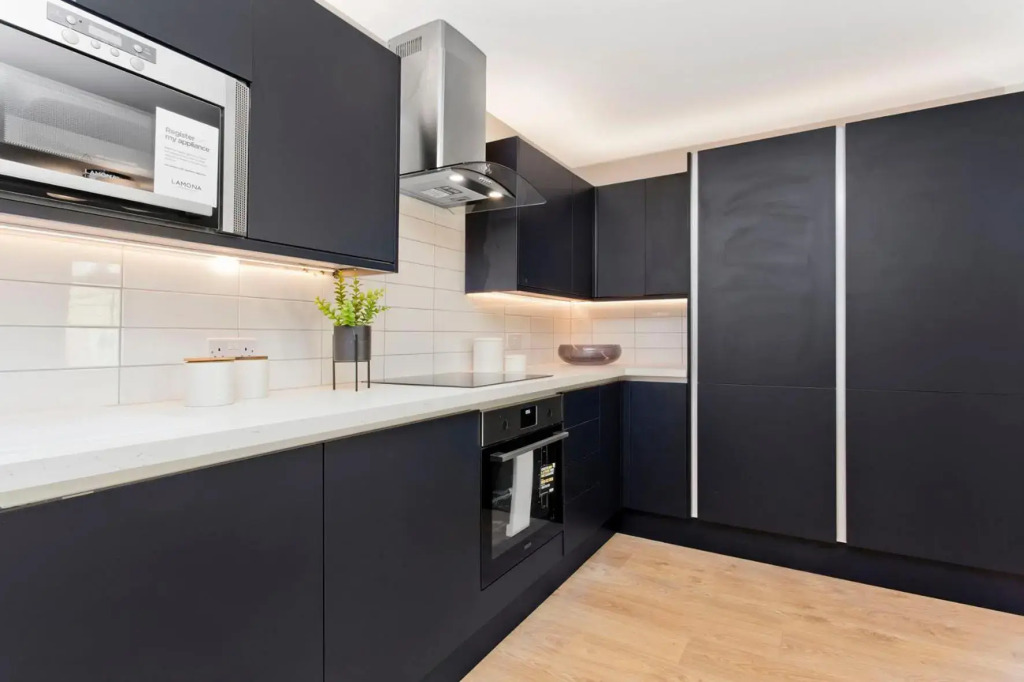 Modern City Centre 2 Bedroom 2 Bathroom Apartments, Main Door Ground with Private Parking