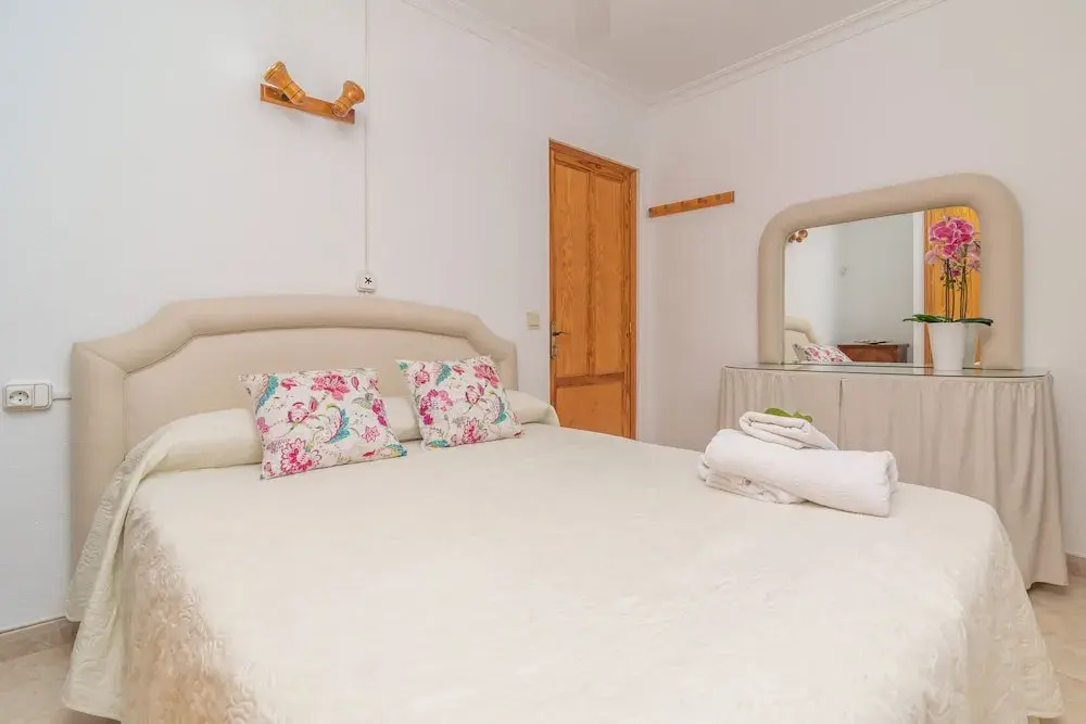 Bella in Alc dia With 3 Bedrooms and 2 Bathrooms