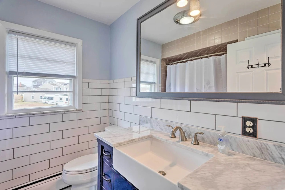 Rhode Island Oceanview Retreat: Walk to Shore!