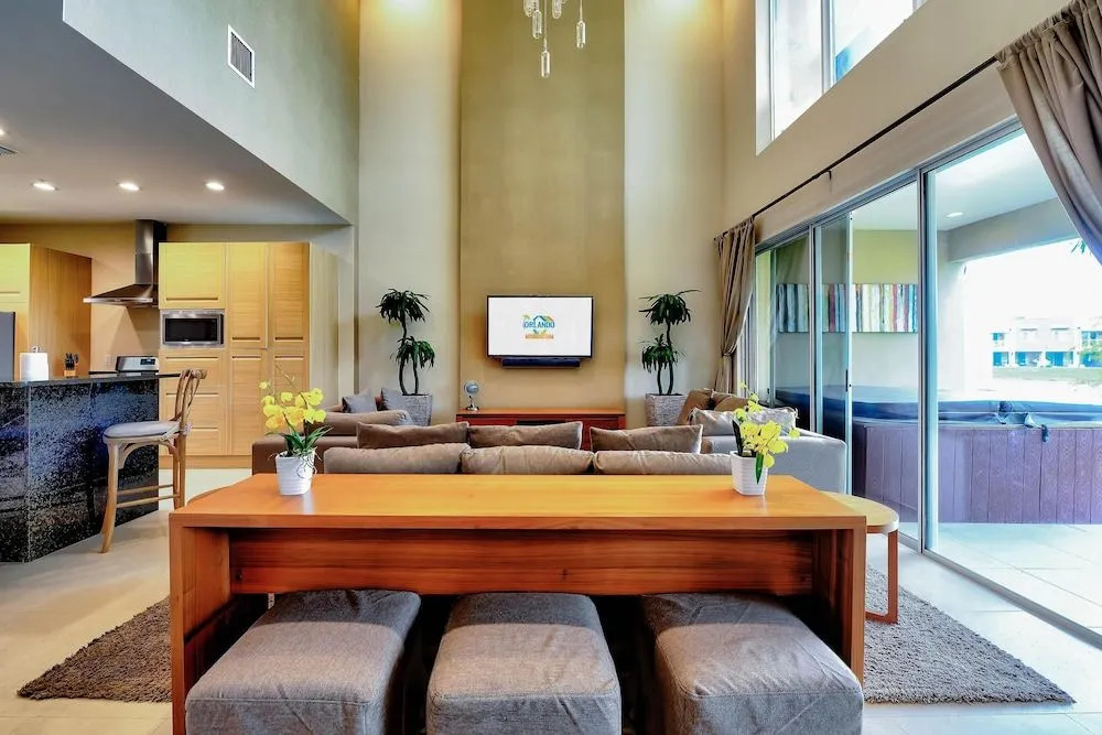 Beautiful Townhome Overlooking The Lake And The Pool
