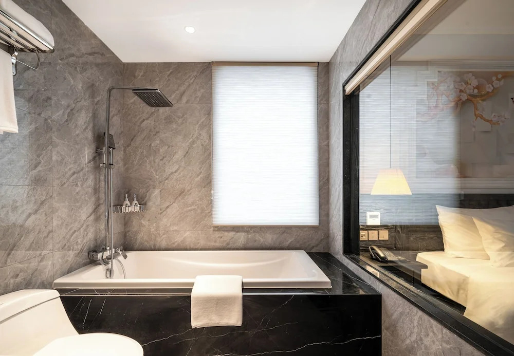 Luxe Paradise Premium Hotel Pham Hong Thai