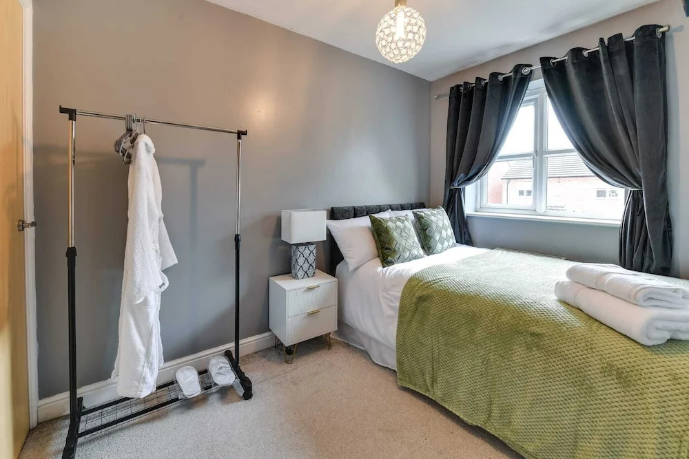 Charming 2-bed House in Middleton Manchester
