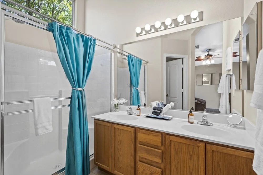 Cozy Hidden Gem - 3BR - 1Den w Backyard