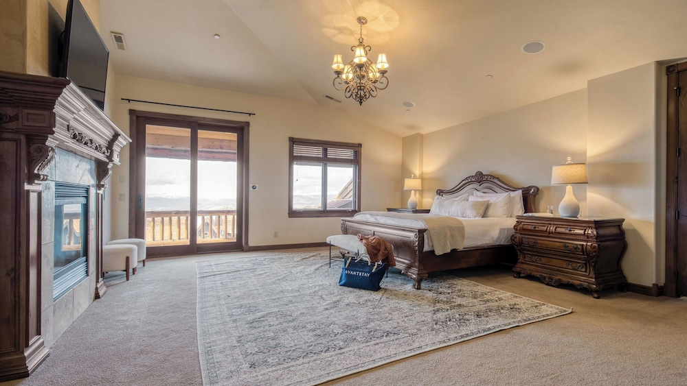 High Meadow by Avantstay Alpine Views w/ Indoor Pool, Hot Tub & Open Floor Plan