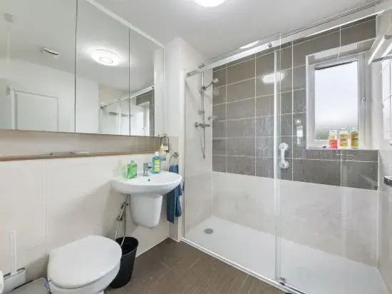 Reading Centre serviced accommodation-Corporate Business Families-Parking