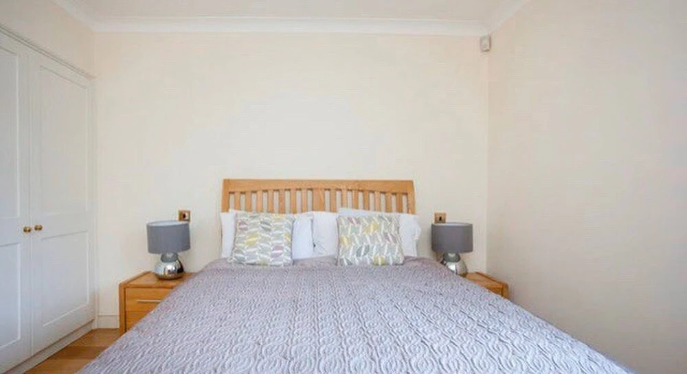 1 Bed Apartment With Balcony In Knightsbridge