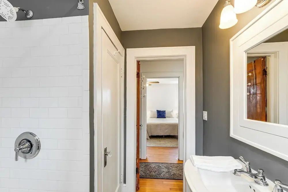 1 Mi to Dtwn Roanoke: Home w/ Yard & Mtn View!