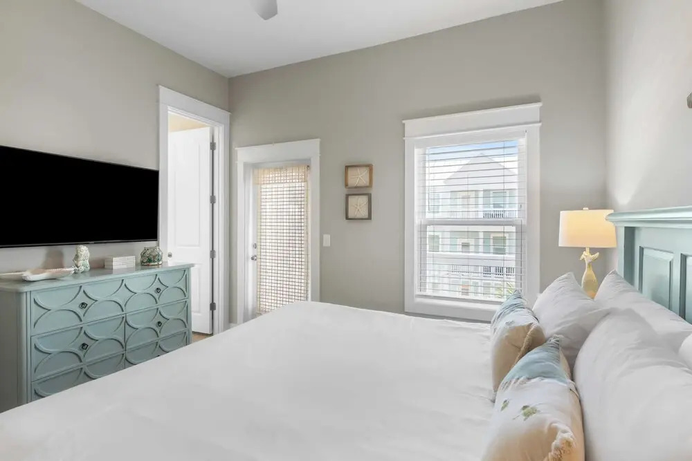Mins to Beach Access + Pet-friendly + Golf Cart 30A White Sands by Avantstay