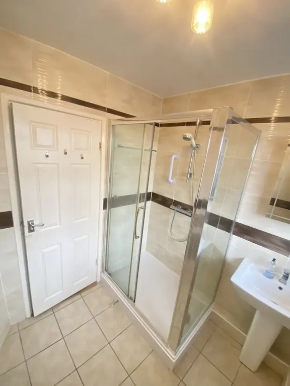 3 Bedroom House, Hot Tub,torbay, Sleeps 6, Parking