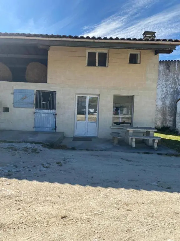 Petite annexe avec piscine commune