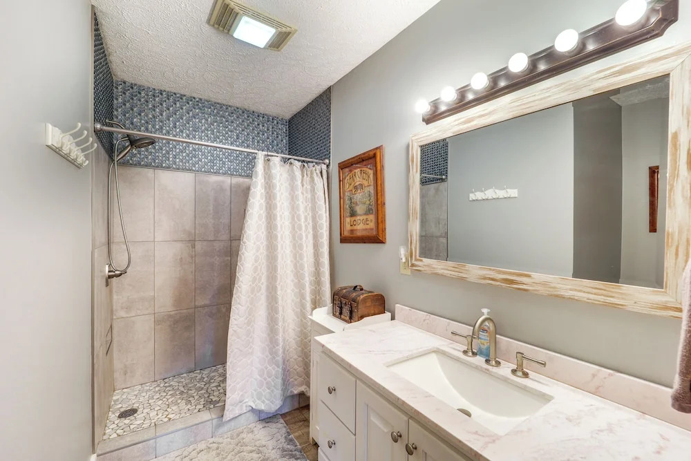 6 Mi to Skiing: Mtn-view Condo in Seven Devils