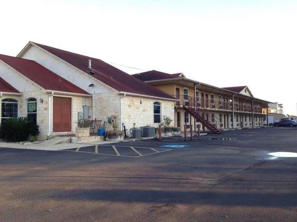 American Inn & Suites By Capital O Victoria US-59
