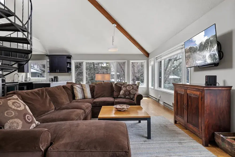 Ghostriders 10 by Avantstay Penthouse Suite w/ Large Patio & Mountain Views!