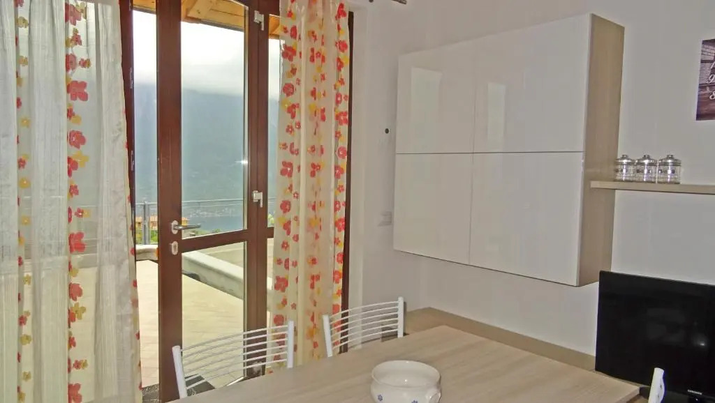 La Quiete 29 Lake view Apartment by Gardadomusmea