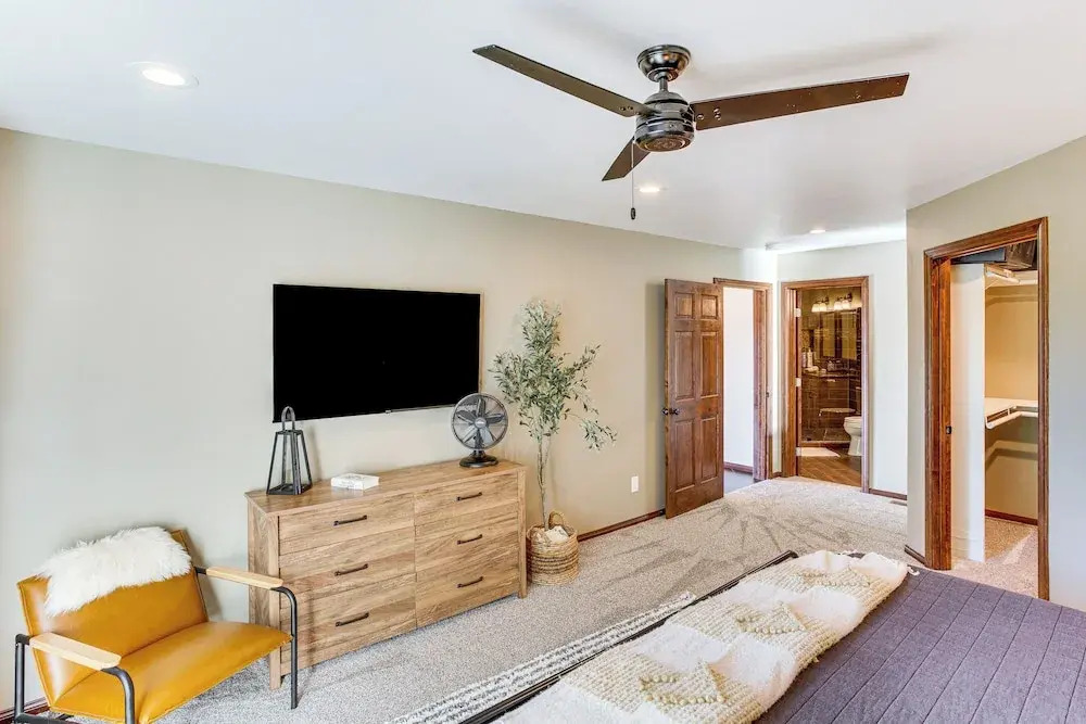 Lake Arrowhead Cabin: 4 Decks, Game Room + More!