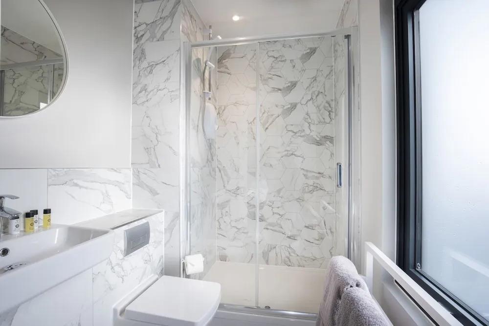 Elliot Oliver - Stunning 3 Bedroom Penthouse With Large Terrace And Parking