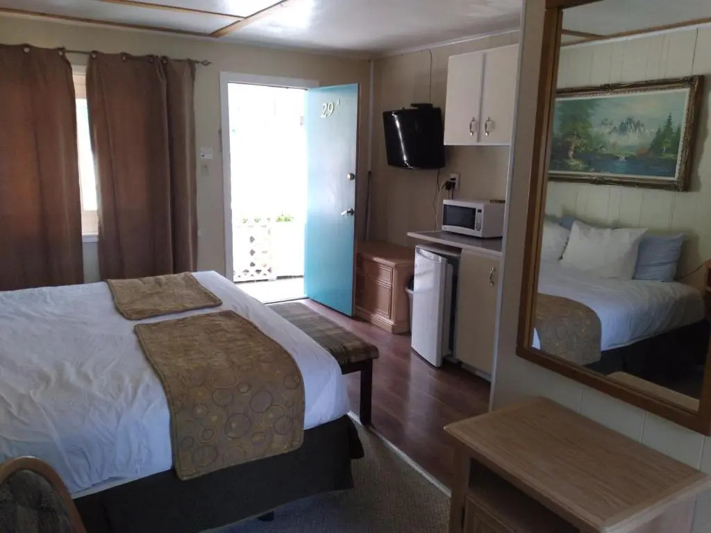 AppleTree Inn