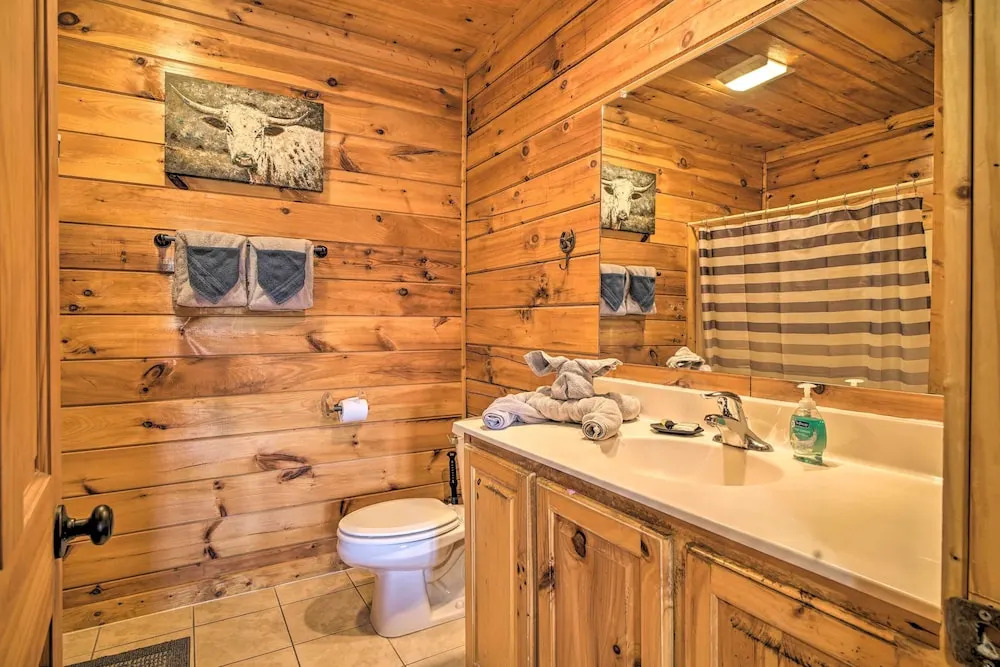 Mountain Pool Lodge Sevierville Cabin w/ Hot Tub