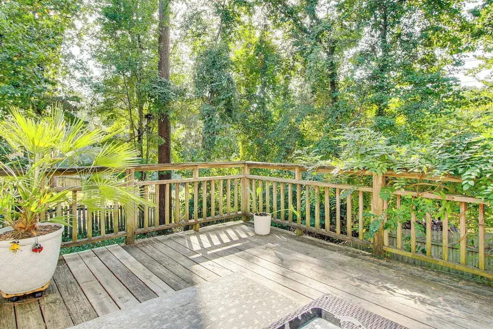 3 Mi to Marina: Quiet Getaway w/ Deck in Lexington