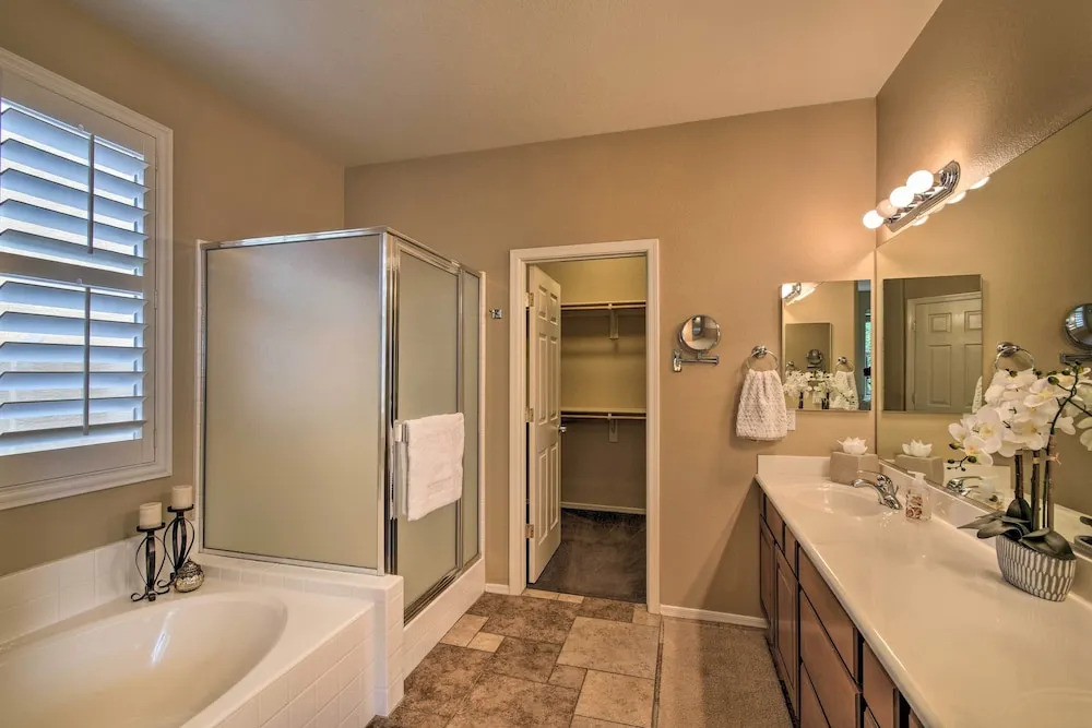 Spacious Surprise Home: 6 Mi to Wildlife World Zoo