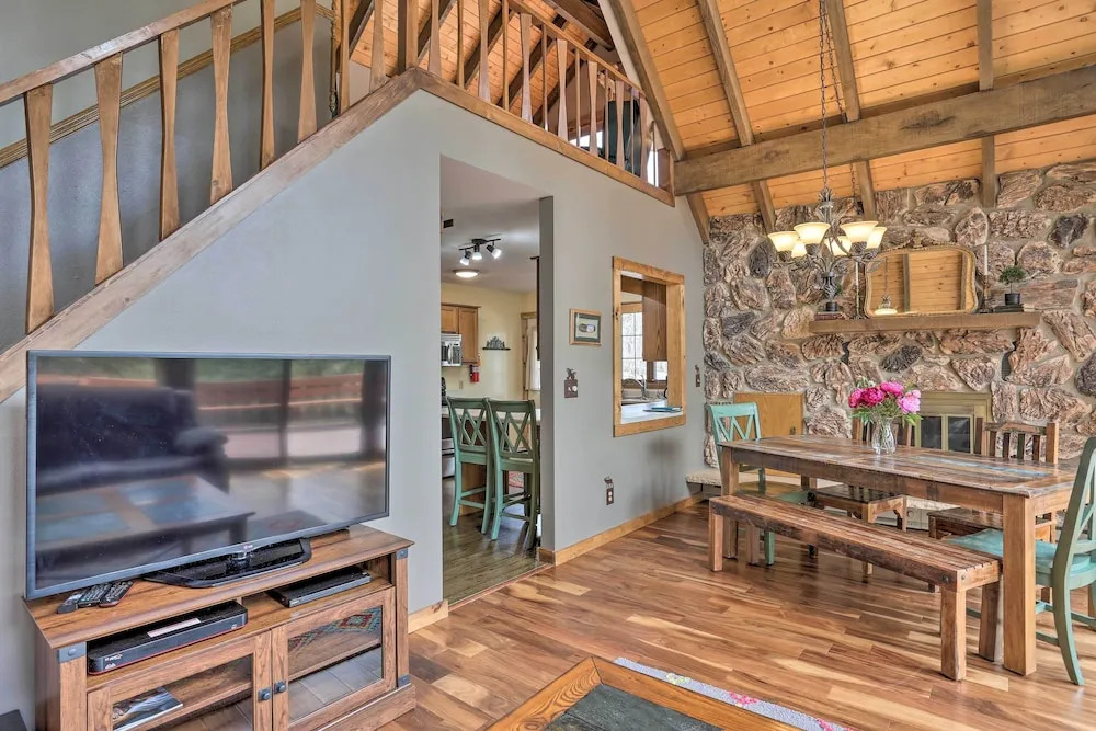Black Hills Hideaway w/ Wraparound Deck & Hot Tub!