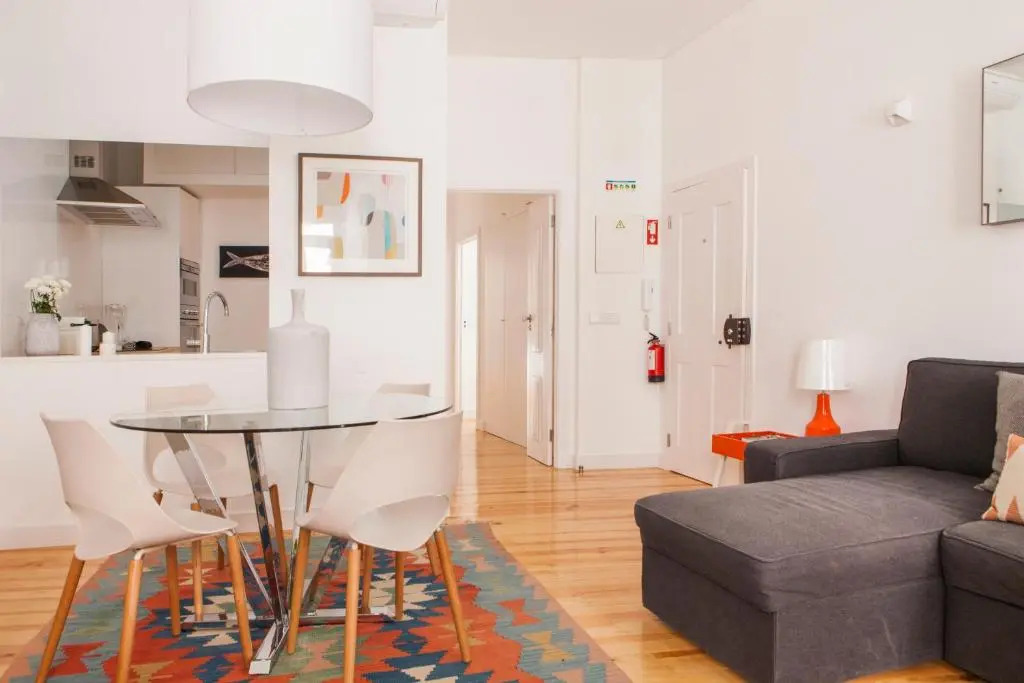 Cozy 1st Floor Flat Central Chiado District With Balconies and AC 19th Century building
