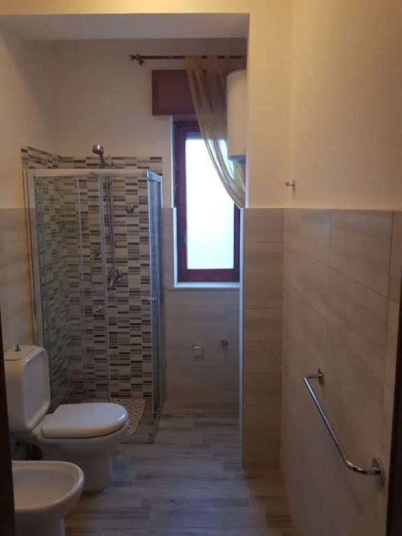 Monovano Furnished With a Small Garden