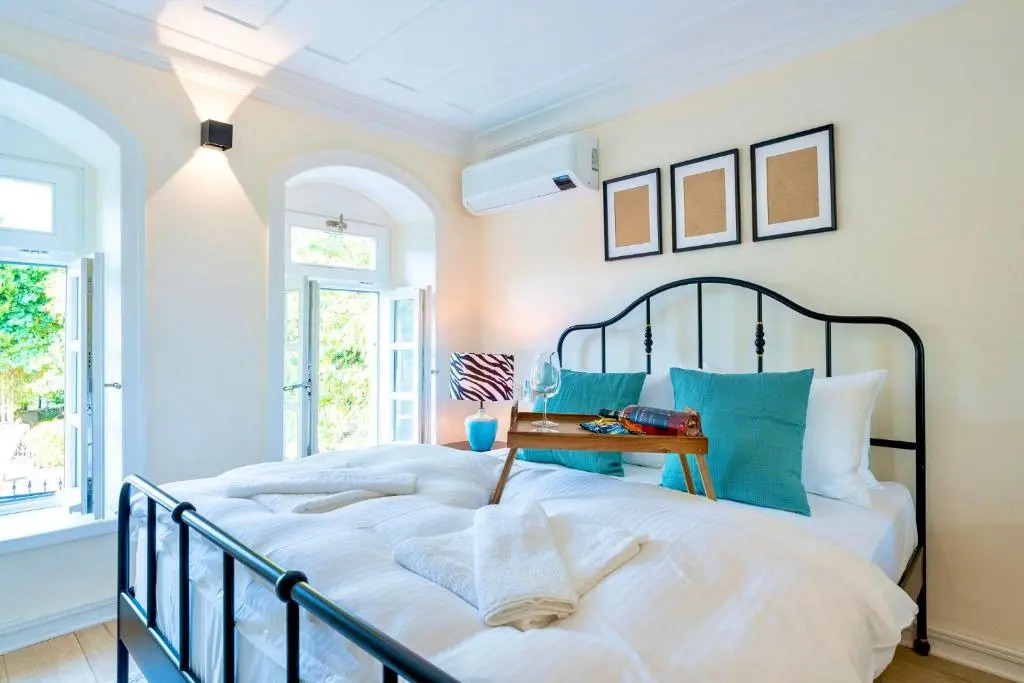 MINIQ HOMES 102 - Historical Stone House with Garden Cinema
