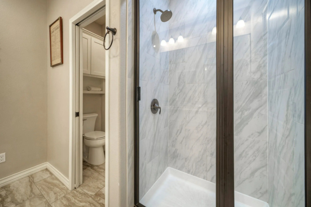 Cole's Cabin by Avantstay Coastal Retreat Pool Access, Balcony, Water Views + Mins to Beach