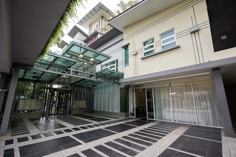 25000sqft Grand Luxe Villa PJ 13BR 42Pax