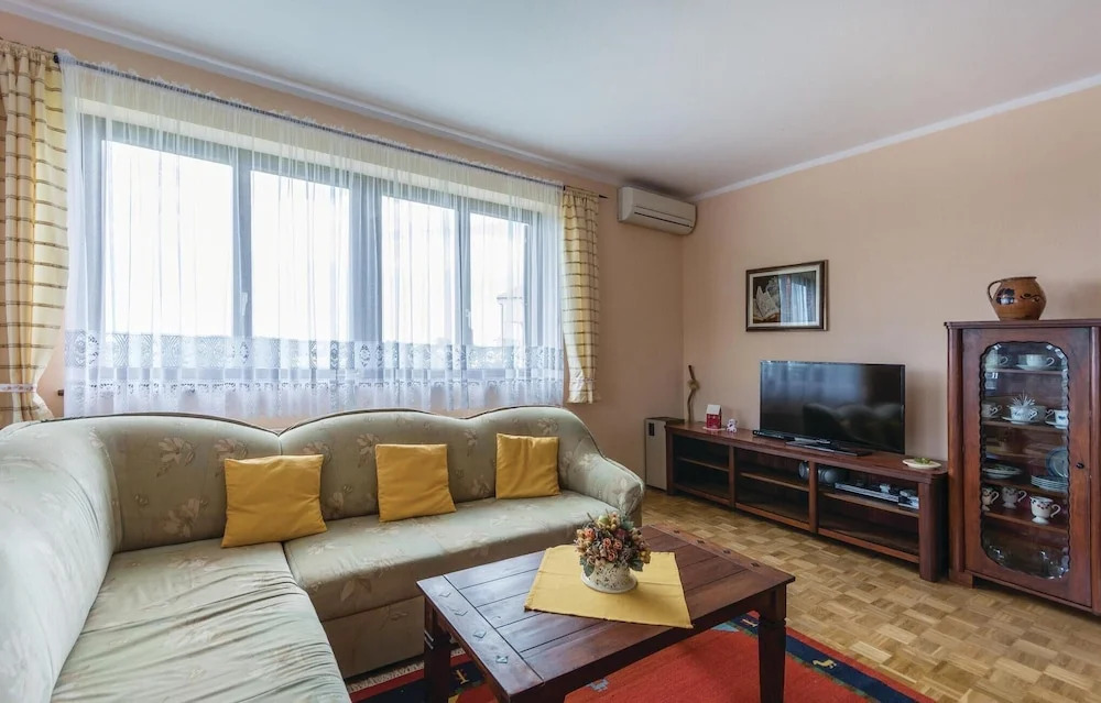 Nice Home in Brtonigla With Wifi and 3 Bedrooms