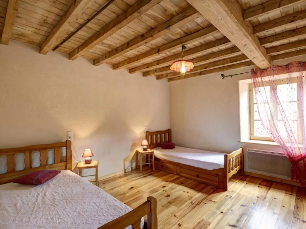 Gîte en Pierre Rest. avec Cheminée et Jardin, Parc Livradois-Forez - FR-1-496-19