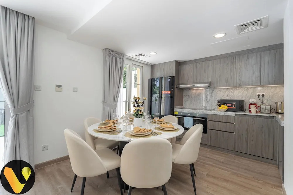 Vogue Vacation Homes, Springs Emirates Living near The Springs Souk, JBR, Marina, Mall of the Emirates, Spacious Villa with Garden and access to Lake and all Amenities in the Community