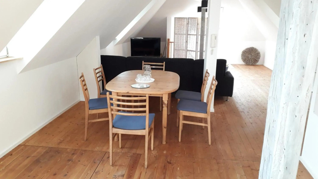 Zentrumsnahe Dachwohnung in grüner Oase