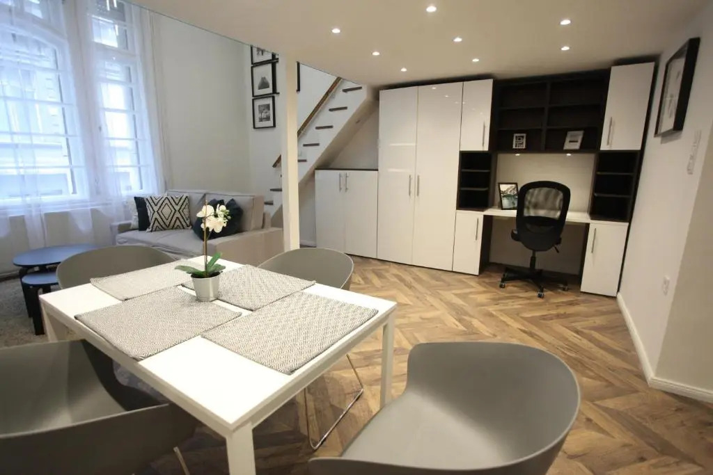 d.Five Riverside Suite