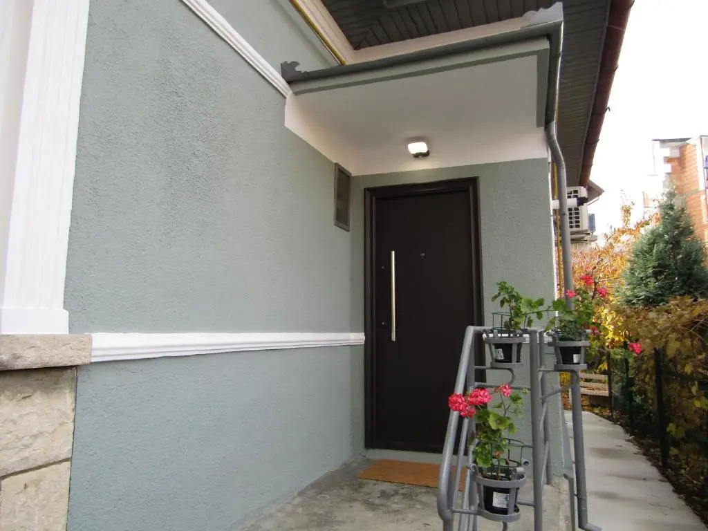 Homey Luxury- entire house, free parking, yard