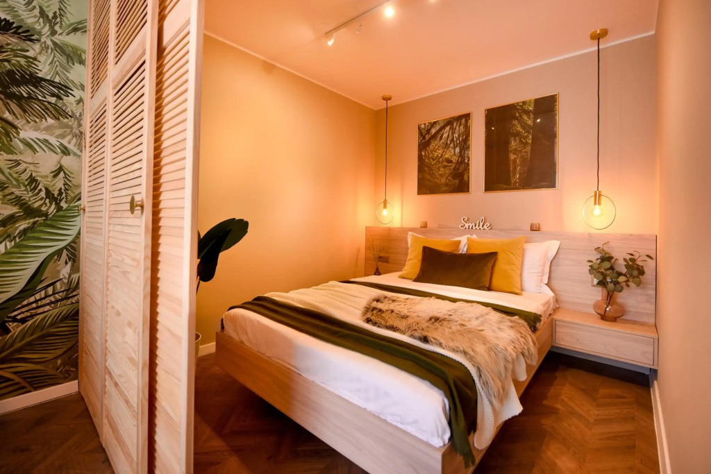 TROPICAL FEEL. 2BR Apt at Sala Palatului