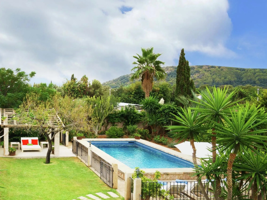 Luxurious Country House With Heated Pool for 8 People in Pollensa
