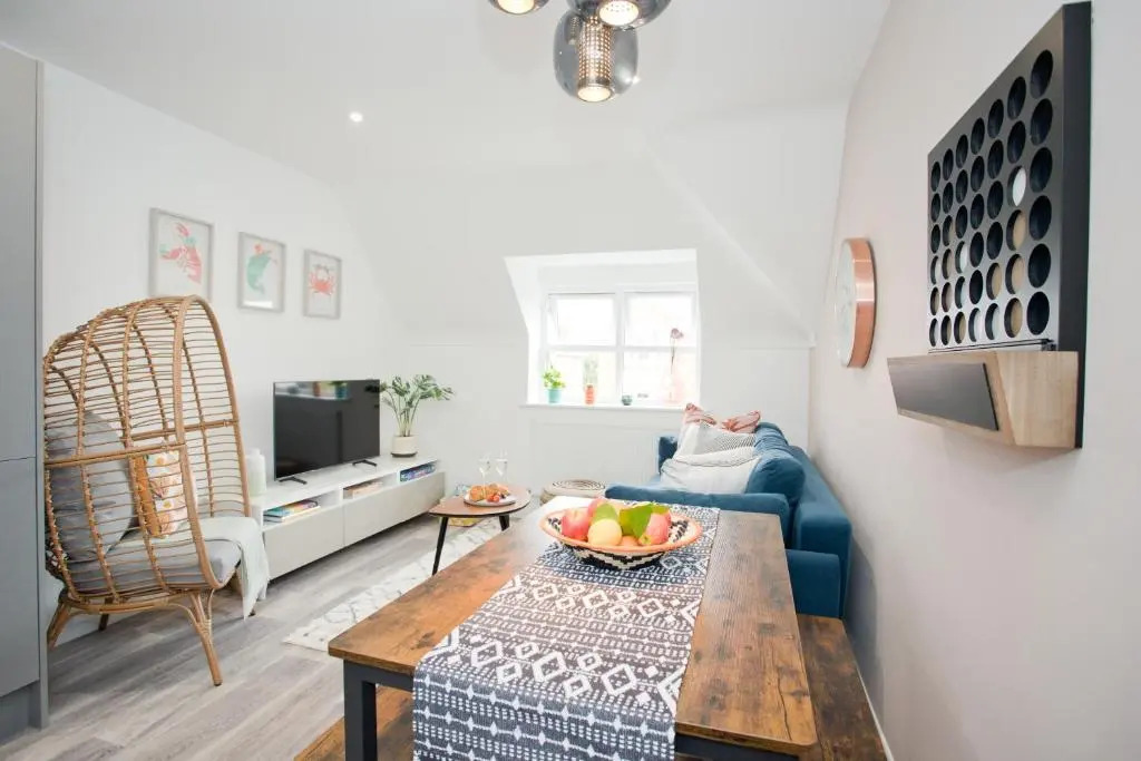 Stylish 2 Bedroom Apt - Parking - 5 Mins walk to Beach