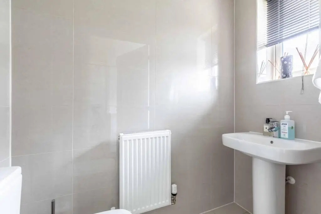 STYLISH 4 BED 2 BATH & PARKING - PINEWOOD HEATHROW - By Tempstay