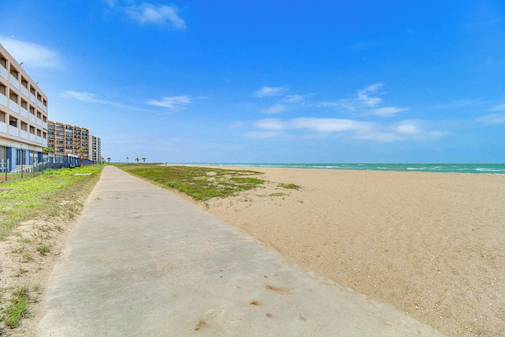 Balcony w/ Ocean View! North Beach 2nd-floor Condo
