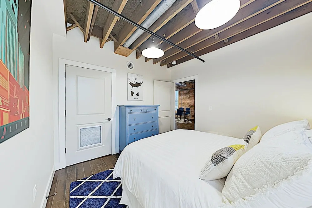 New Listing! Stylish W/ Pool At The 1865 1 Bedroom Condo