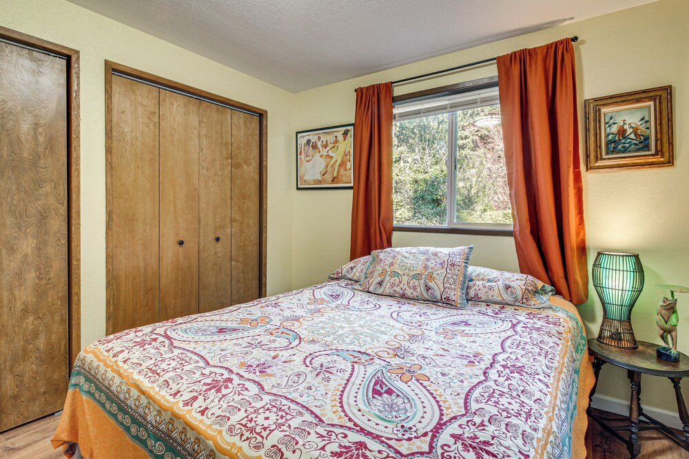 Walk to Mingus Park! Wooded Coos Bay Getaway